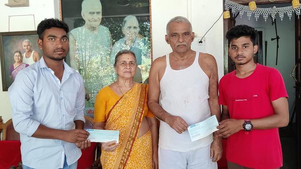 Two tribal youths from Bhamragad to become doctors; Dr. Greetings by Prakash and Manda Amte | भामरागडचे दोन आदिवासी युवक होणार डॉक्टर; डॉ. प्रकाश व मंदा आमटे यांच्या हस्ते सत्कार Two tribal youths from Bhamragad to become doctors; Dr. Greetings by Prakash and Manda Amte | भामरागडचे दोन आदिवासी युवक होणार डॉक्टर; डॉ. प्रकाश व मंदा आमटे यांच्या हस्ते सत्कार