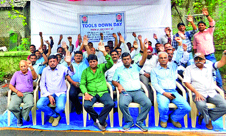 MES Builders Association's demonstrations | एमईएस बिल्डर्स संघटनेची निदर्शने MES Builders Association's demonstrations | एमईएस बिल्डर्स संघटनेची निदर्शने