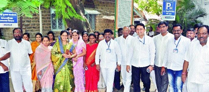 Roverswafgavi on election day for 'planning' | ‘नियोजन’साठी मतदानादिवशीच रुसवाफुगवी  Roverswafgavi on election day for 'planning' | ‘नियोजन’साठी मतदानादिवशीच रुसवाफुगवी