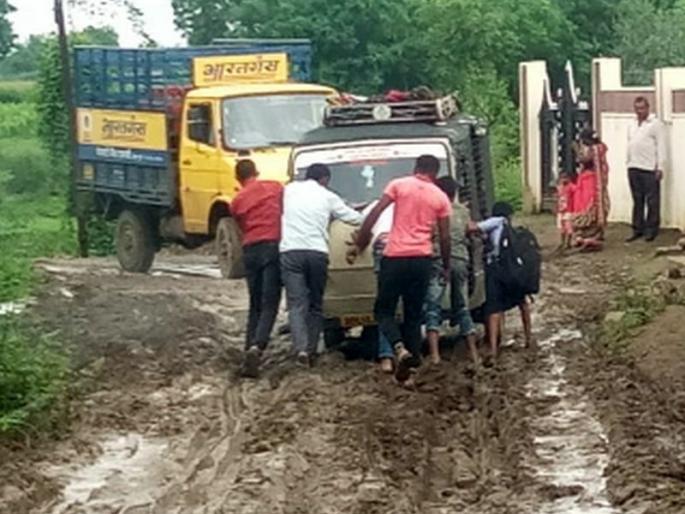 The students waited through the mud | विद्यार्थ्यांची चिखलातून वाट The students waited through the mud | विद्यार्थ्यांची चिखलातून वाट