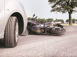 The truck hit the bike. The woman was killed on the spot | ट्रकची दुचाकीला धडक. महिला जागीच ठार The truck hit the bike. The woman was killed on the spot | ट्रकची दुचाकीला धडक. महिला जागीच ठार
