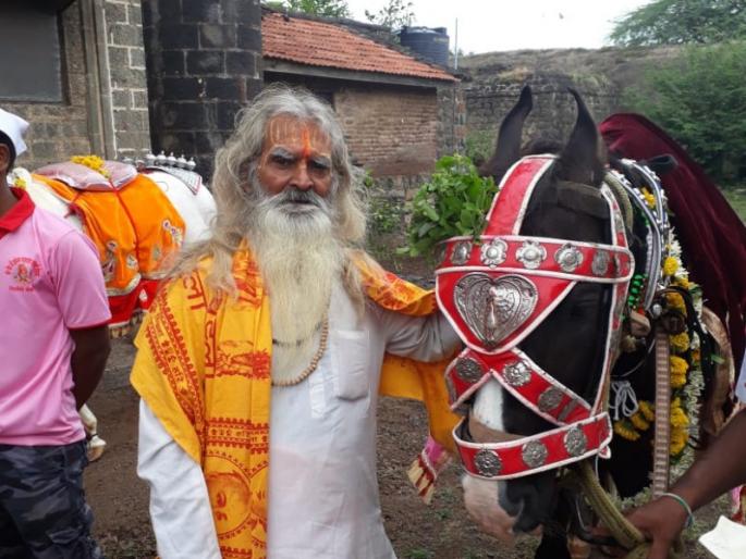 From Ankli to Alandi journey start by horse for mauli`s wari | अंकलीतून आळंदीकडे माऊलींच्या अश्वांचे प्रस्थान From Ankli to Alandi journey start by horse for mauli`s wari | अंकलीतून आळंदीकडे माऊलींच्या अश्वांचे प्रस्थान