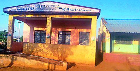 District headquarters School closed | मुख्यालयापासून सहा किमी अंतरावरील जि.प. शाळा बंद District headquarters School closed | मुख्यालयापासून सहा किमी अंतरावरील जि.प. शाळा बंद
