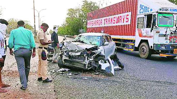 Terrible car-tractor accident | कार-ट्रॅक्टरचा भीषण अपघात Terrible car-tractor accident | कार-ट्रॅक्टरचा भीषण अपघात