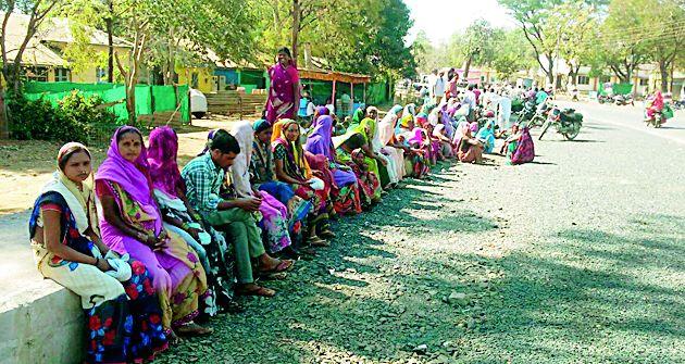 Harodolias have been running on Pt | हरदोलीवासी पं.स.वर पायी गेले चालत Harodolias have been running on Pt | हरदोलीवासी पं.स.वर पायी गेले चालत