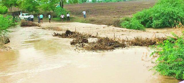 Increase the height of the accidental bridge on the Daryapur-Itki route | दर्यापूर-इटकी मार्गावरील अपघातप्रवण पुलाची उंची वाढवा