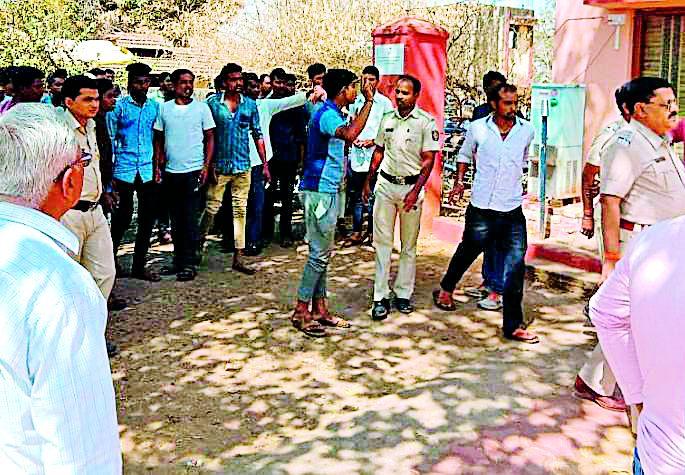 The father unconsciously looked at the art; Mother's heart attack push | कलेवर पाहताच वडील बेशुद्ध; आईला हृदयविकाराचा धक्का