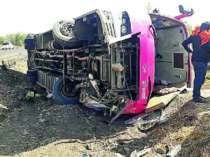 Travels overturned while overtaking, five injured | ओव्हरटेक करताना ट्रॅव्हल्स उलटली, पाच जखमी