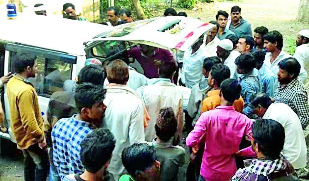 Relatives of Achalpur sub-district hospital | अचलपूर उपजिल्हा रुग्णालयात नातेवाईकांचा धिंगाणा Relatives of Achalpur sub-district hospital | अचलपूर उपजिल्हा रुग्णालयात नातेवाईकांचा धिंगाणा