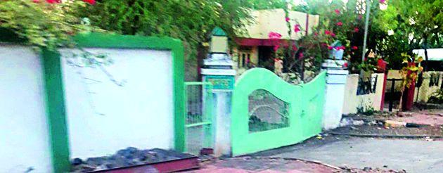 Blossoms in the forest bungalows | वनाधिकाऱ्यांच्या बंगल्यांना झळाळी Blossoms in the forest bungalows | वनाधिकाऱ्यांच्या बंगल्यांना झळाळी