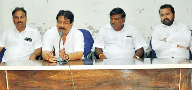 Rana's gimmick to praise BJP! | भाजपला गोंजारण्यासाठी राणांची नौटंकी ! Rana's gimmick to praise BJP! | भाजपला गोंजारण्यासाठी राणांची नौटंकी !