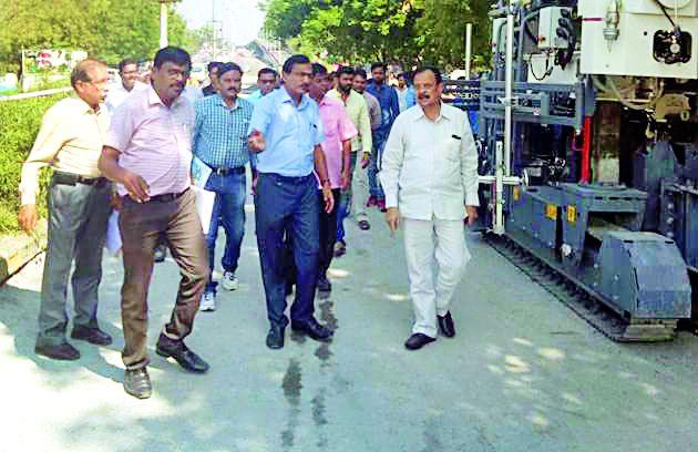 MLAs concrete road survey | आमदारांनी केली काँक्रीट रस्त्याची पाहणी MLAs concrete road survey | आमदारांनी केली काँक्रीट रस्त्याची पाहणी