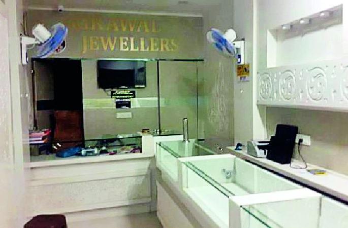 78 lac theft in jewelry shop | परतवाड्यातील सराफा दुकानात ७८ लाखांची लूट 78 lac theft in jewelry shop | परतवाड्यातील सराफा दुकानात ७८ लाखांची लूट