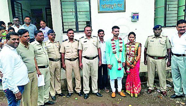 In love with the police, love is married | पोलीस ठाण्यातच प्रेमीयुगुल विवाहबद्ध