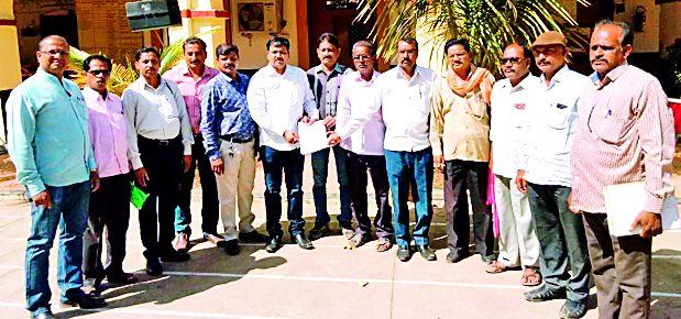 Include market committee employees in government service | बाजार समिती कर्मचाऱ्यांना शासकीय सेवेत सामावून घ्या