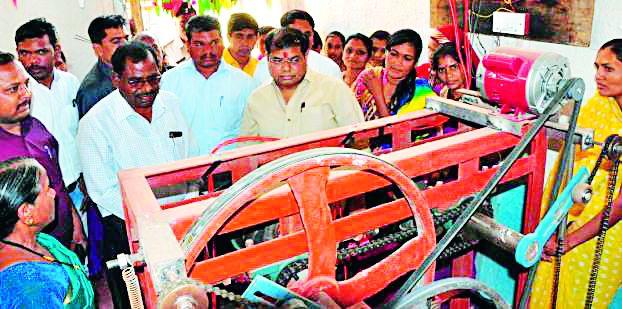 Walking towards financial autocomplete of Harisal through self help groups | बचतगटाच्या माध्यमातून हरिसालची आर्थिक स्वयंपूर्णतेकडे वाटचाल Walking towards financial autocomplete of Harisal through self help groups | बचतगटाच्या माध्यमातून हरिसालची आर्थिक स्वयंपूर्णतेकडे वाटचाल