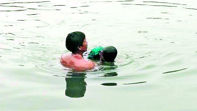 After 18 hours, body of Swaraj was found near Chimukala | १८ तासांनंतर अखेर सापडला चिमुकल्या स्वराजचा मृतदेह