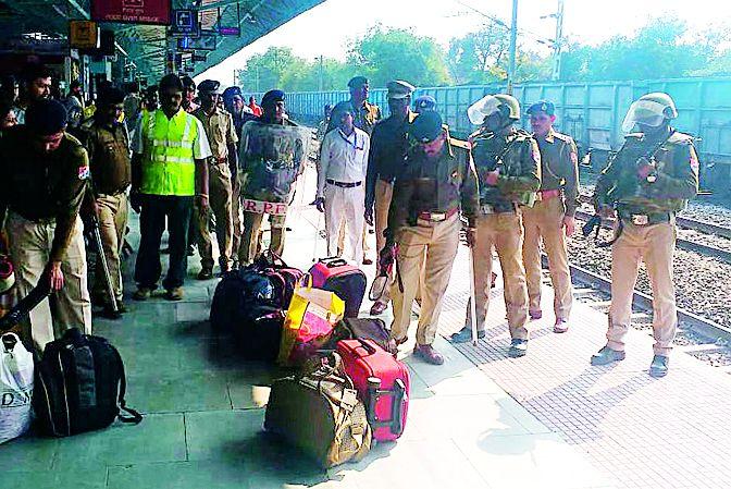 Trains Search by Railway Protection Force | रेल्वे सुरक्षा बलाकडून गाड्यांचे सर्चिंग Trains Search by Railway Protection Force | रेल्वे सुरक्षा बलाकडून गाड्यांचे सर्चिंग