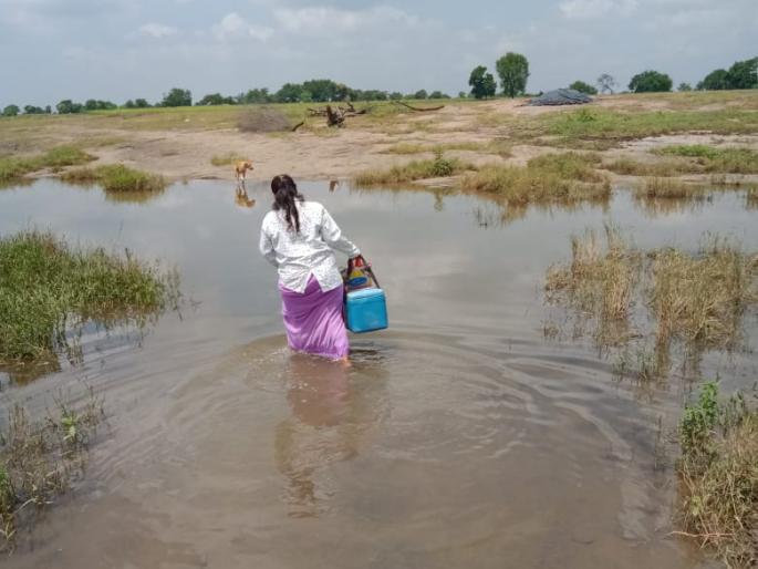 She performed her duty by making her way through so much water in the room | कमरे इतक्या पाण्यातून मार्ग काढत 'तिने' बजावले कर्तव्य She performed her duty by making her way through so much water in the room | कमरे इतक्या पाण्यातून मार्ग काढत 'तिने' बजावले कर्तव्य
