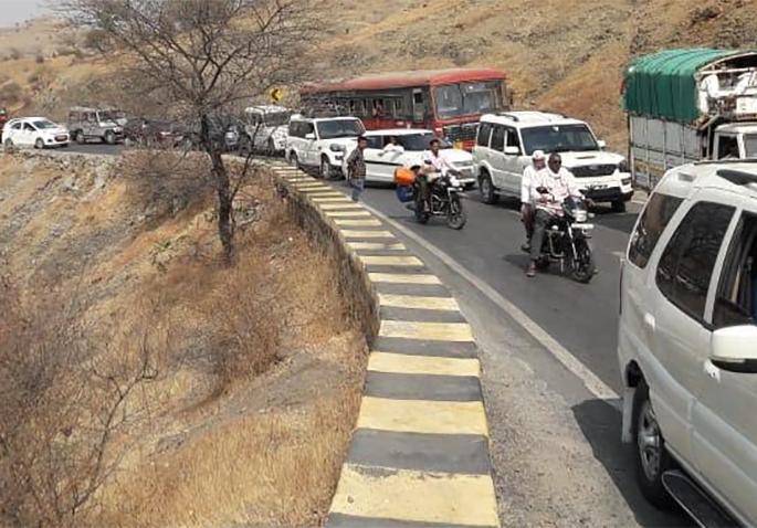 Traffic jam again in Dharur Ghat | धारूर घाटात पुन्हा वाहतूक ठप्प Traffic jam again in Dharur Ghat | धारूर घाटात पुन्हा वाहतूक ठप्प