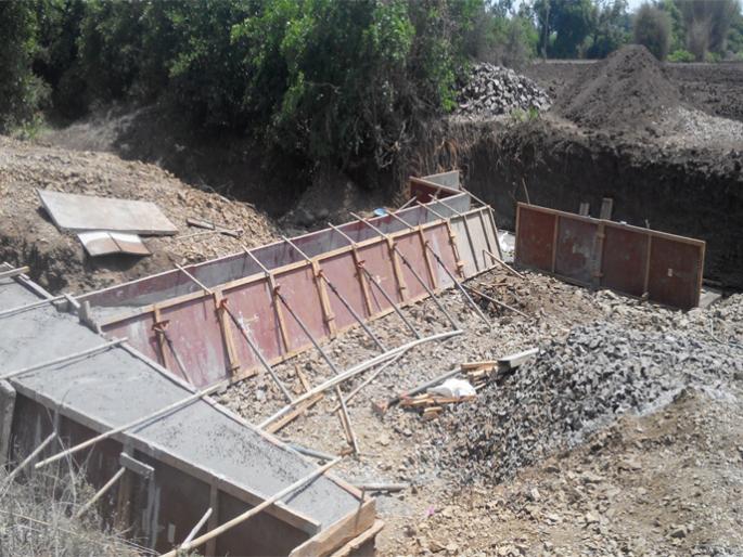 In Beed, the work of 'Jalakit Shivar' in 16 villages has been suspended | बीडमध्ये १६ गावांतील ‘जलयुक्त शिवार’ची कामे ठप्प