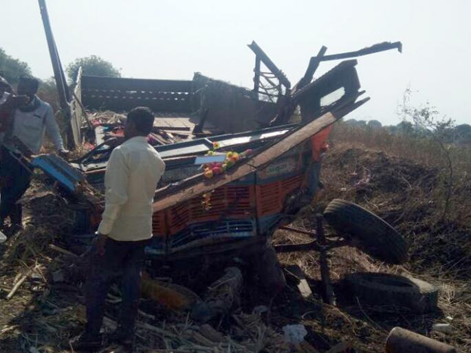 The truck collided with a truck in Guwahari on the Khandavi dam and the driver died | गेवराईजवळ खांडवी फाट्यावर उसाचा ट्रक उलटून चालक ठार The truck collided with a truck in Guwahari on the Khandavi dam and the driver died | गेवराईजवळ खांडवी फाट्यावर उसाचा ट्रक उलटून चालक ठार