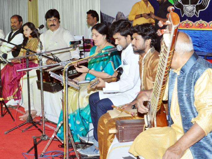 Predictive words of love on Hindus! | सुरांच्या हिंदोळ्यांवर शब्दब्रह्माची अनुभूती ! Predictive words of love on Hindus! | सुरांच्या हिंदोळ्यांवर शब्दब्रह्माची अनुभूती !