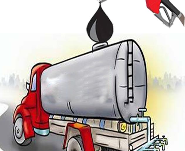 Mixed petrol in milk tanker; Crime against six | दुधाच्या टँकरमध्ये मिसळले पेट्रोल; सहा जणांविरूद्ध गुन्हा