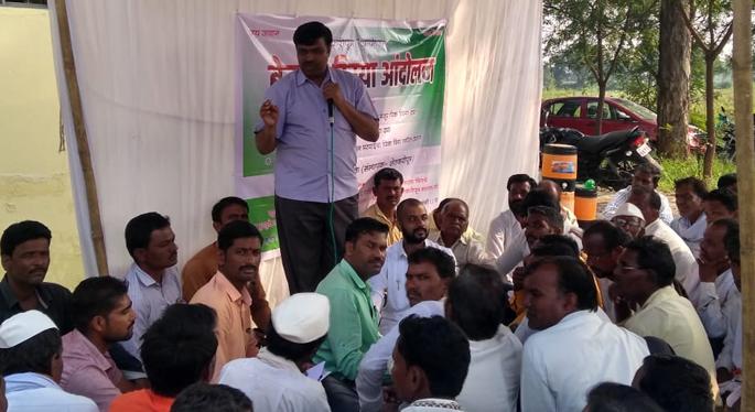 Movement on Beed District Agricultural Office | बीड जिल्हा कृषी कार्यालयावर आंदोलन Movement on Beed District Agricultural Office | बीड जिल्हा कृषी कार्यालयावर आंदोलन