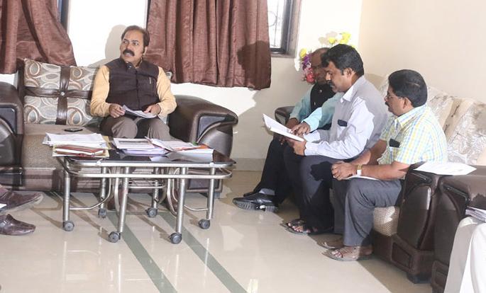 Go to the actual village to know about fodder, water | प्रत्यक्ष गावात जाऊन चारा, पाण्याची माहिती घ्या Go to the actual village to know about fodder, water | प्रत्यक्ष गावात जाऊन चारा, पाण्याची माहिती घ्या