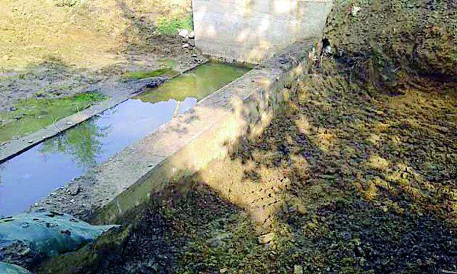 Lastly, the dugout of the mountain soil of Dongar Dev Chowk | अखेर डोंगरदेव बंधाऱ्यातील मातीचा वनविभागातर्फे उपसा Lastly, the dugout of the mountain soil of Dongar Dev Chowk | अखेर डोंगरदेव बंधाऱ्यातील मातीचा वनविभागातर्फे उपसा