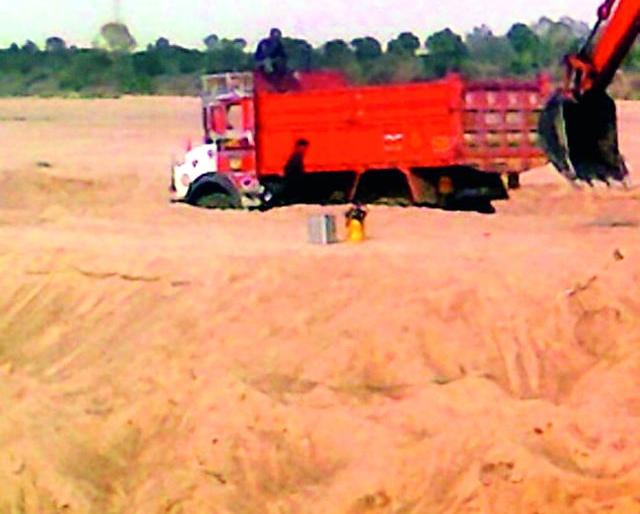 Illegal mining of sand by the authorities | अधिकाऱ्यांच्या कृपादृष्टीने रेतीचे अवैध खनन