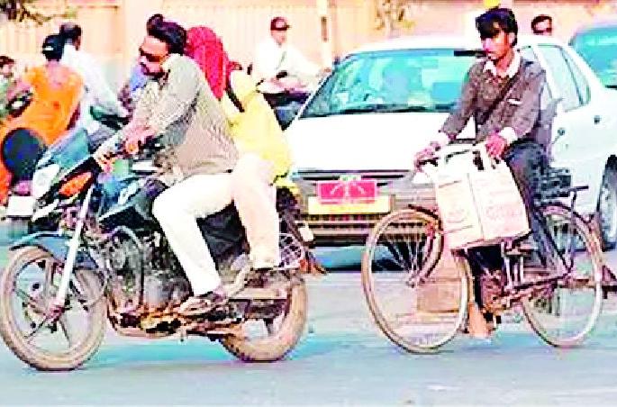 Being a driving force on mobile phones became 'style' | मोबाईलवर संभाषण करीत वाहन चालविणे बनले ‘स्टाईल’ Being a driving force on mobile phones became 'style' | मोबाईलवर संभाषण करीत वाहन चालविणे बनले ‘स्टाईल’