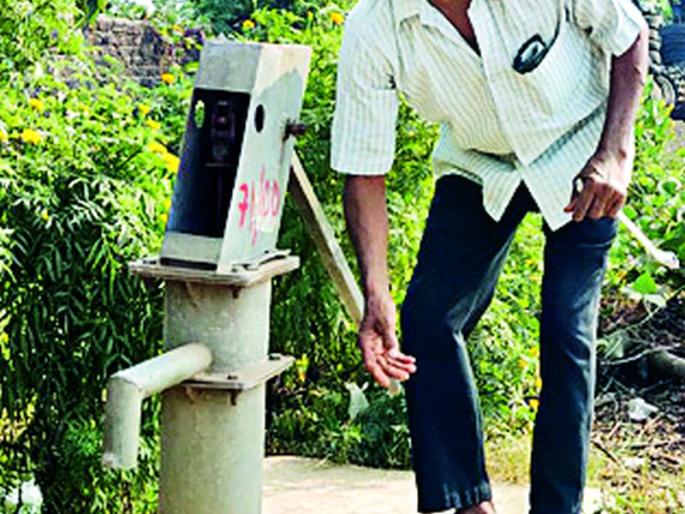 Hand pump workers work on dignified honors | तुटपुंज्या मानधनावर राबतात हातपंप कामगार Hand pump workers work on dignified honors | तुटपुंज्या मानधनावर राबतात हातपंप कामगार