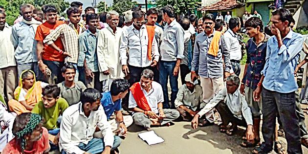 Road stop agitation at Salai | सालई येथे रस्ता रोको आंदोलन