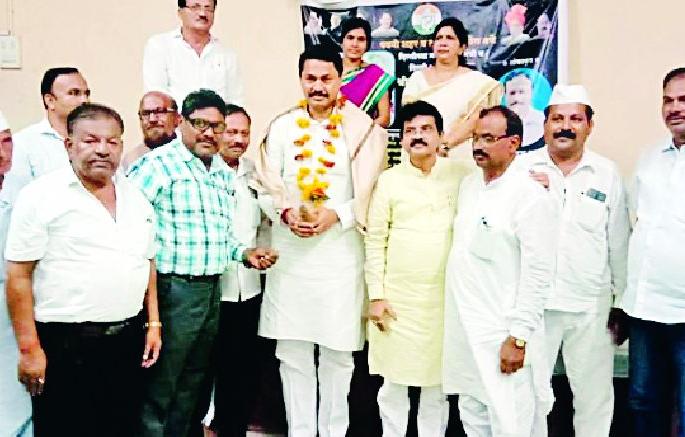 The country stands by the policies of the Congress | काँग्रेसच्या धोरणांमुळे देश उभा आहे The country stands by the policies of the Congress | काँग्रेसच्या धोरणांमुळे देश उभा आहे