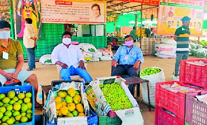 Demand of fruits in corona | कोरोनाच्या सावटातही फळांची मागणी वाढली Demand of fruits in corona | कोरोनाच्या सावटातही फळांची मागणी वाढली