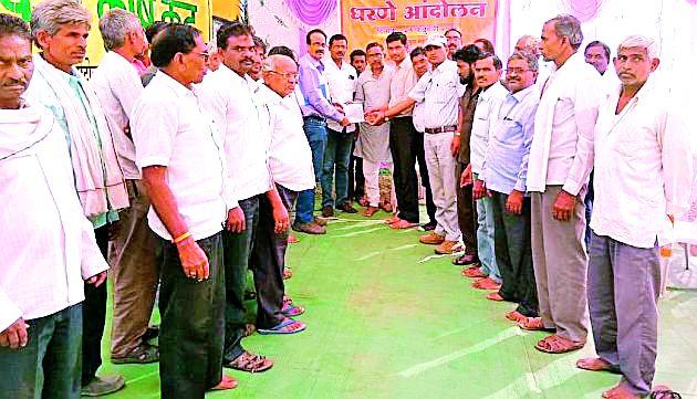 For the purpose of Dharaggaon irrigation irrigation project, farmers will be taken | धारगाव उपसा सिंचन योजनेसाठी शेतकऱ्यांचे धरणे For the purpose of Dharaggaon irrigation irrigation project, farmers will be taken | धारगाव उपसा सिंचन योजनेसाठी शेतकऱ्यांचे धरणे