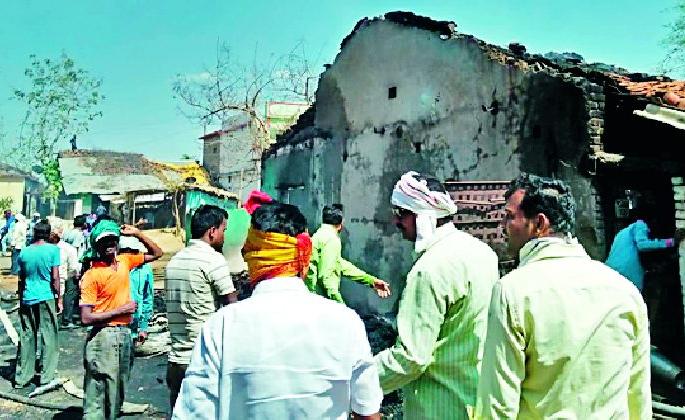 Fire at Tudka, three houses were burned, five cattle killed | तुडका येथील आगीत तीन घरे भस्मसात, पाच जनावरे ठार