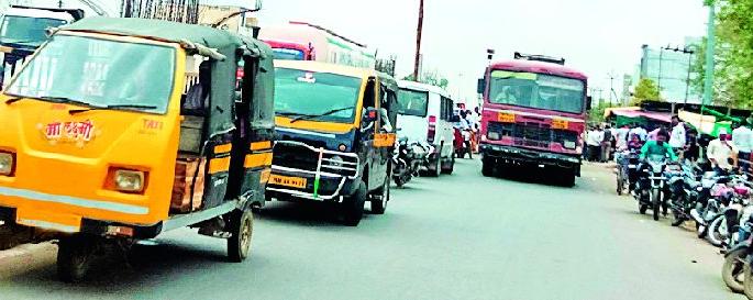 Lack of illegal travel vehicles | लाखनीत अवैध प्रवासी वाहनांचा धुमाकूळ