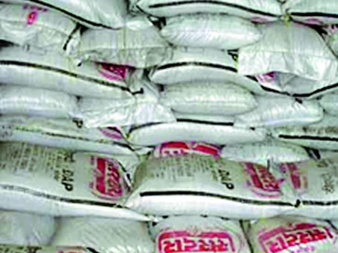 Artificial shortage of chemical fertilizers in the district | जिल्ह्यात रासायनिक खतांचा कृत्रिम तुटवडा Artificial shortage of chemical fertilizers in the district | जिल्ह्यात रासायनिक खतांचा कृत्रिम तुटवडा