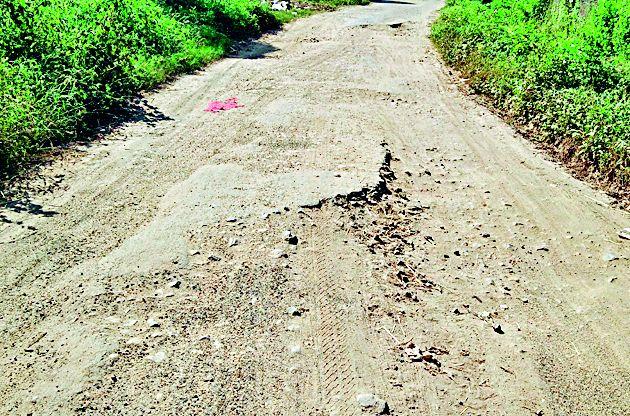 Road carriage | रस्त्यांची दैना वाहनधारकांच्या जीवावर