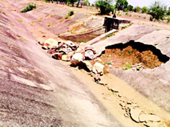 The main canal of the Bavanthadi project | बावनथडी प्रकल्पाच्या मुख्य कालव्याला ठिकठिकाणी भगदाड The main canal of the Bavanthadi project | बावनथडी प्रकल्पाच्या मुख्य कालव्याला ठिकठिकाणी भगदाड