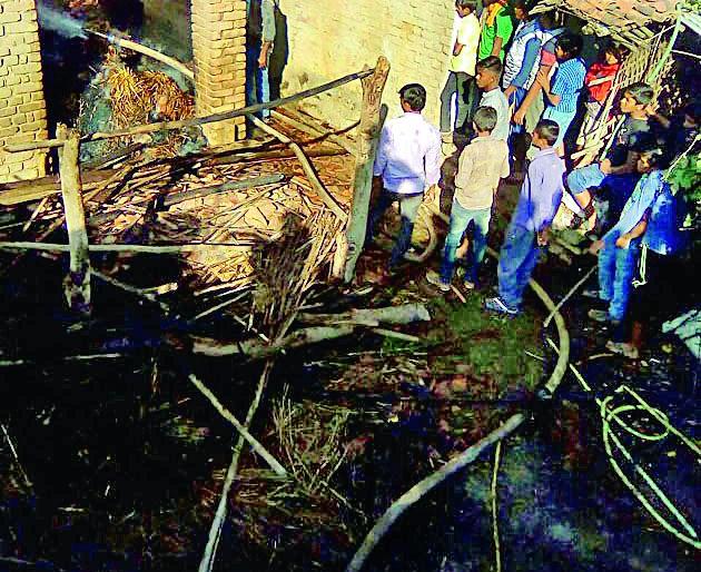 Three houses burnt in the blaze | आगीत तीन घरे जळून खाक Three houses burnt in the blaze | आगीत तीन घरे जळून खाक