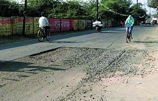 Within a week, patches of interstate roads were crushed | आठवडाभरातच आंतरराज्यीय रस्त्यावरील पॅचेस उखडले