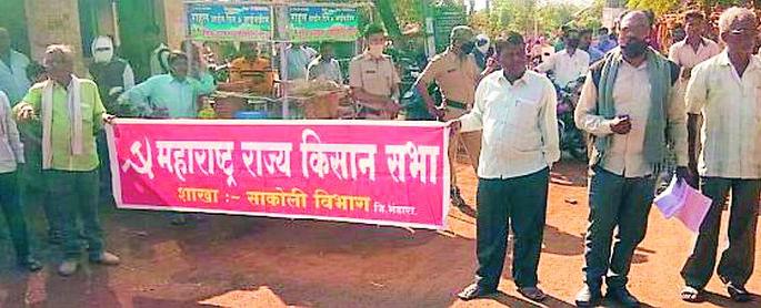 Rocko movement of agricultural workers for various demands in Ekodi | एकोडीत विविध मागण्यांसाठी शेतमजुरांचा रस्ता रोको आंदोलन Rocko movement of agricultural workers for various demands in Ekodi | एकोडीत विविध मागण्यांसाठी शेतमजुरांचा रस्ता रोको आंदोलन