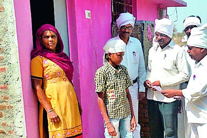 Headmaster-teacher's student search | मुख्याध्यापक-शिक्षकांची विद्यार्थी शोधमोहिम