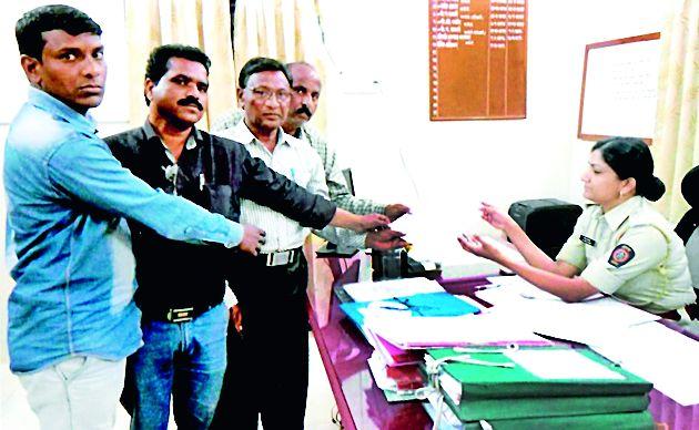 Avoiding action on the rights of the forest officials | वनाधिकाऱ्यांवर कारवाईला टाळाटाळ Avoiding action on the rights of the forest officials | वनाधिकाऱ्यांवर कारवाईला टाळाटाळ