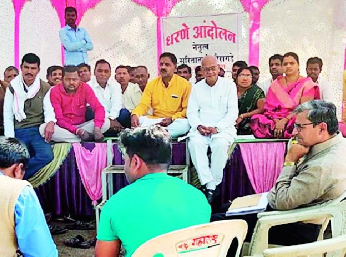 Hold for road in Mohadi | मोहाडीत रस्त्यासाठी धरणे Hold for road in Mohadi | मोहाडीत रस्त्यासाठी धरणे