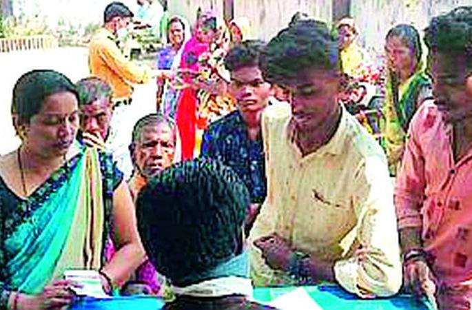 Village headman for vaccination | लसीकरणासाठी सरसावले गावपुढारी